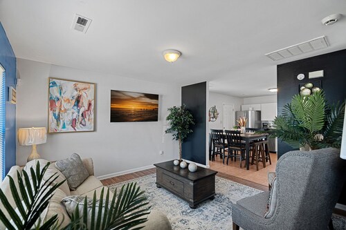 Cozy 4BR Home Near Uptown -King Bed- Jacuzzi