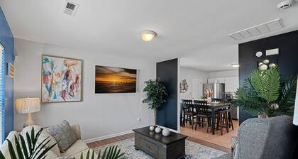 Cozy 4BR Home Near Uptown -King Bed- Jacuzzi