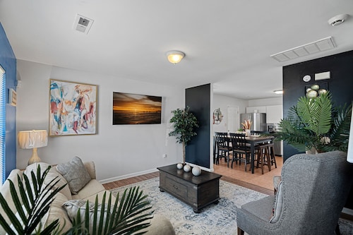 4BR Retreat | Hot Tub | King Bed | Near Uptown