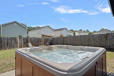 Cozy 4BR Home Near Uptown -King Bed- Jacuzzi