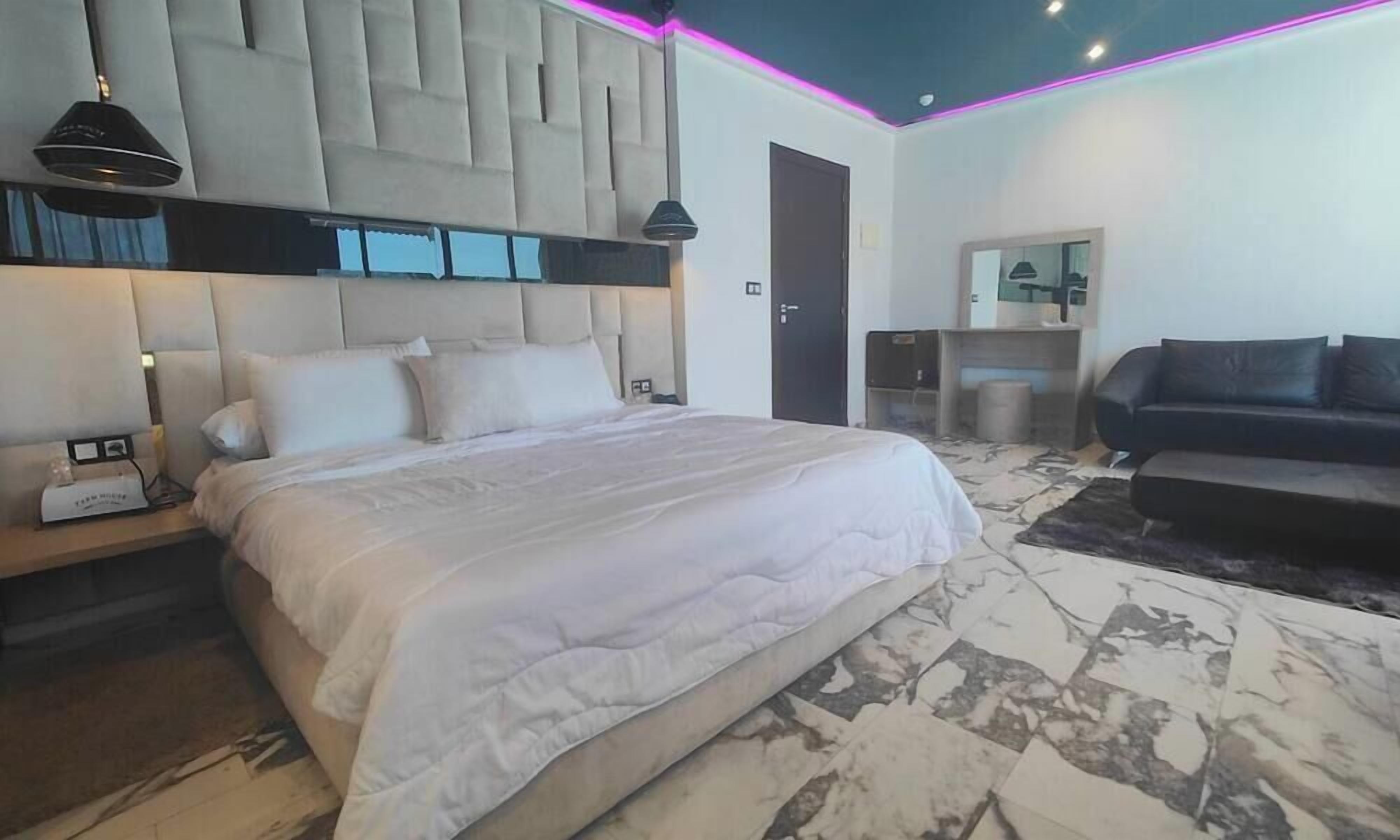Quarto, vista para o mar | Cofres nos quartos, escrivaninha, espaço de trabalho para notebook