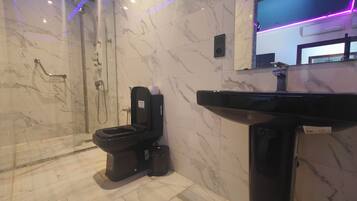 Twin Room, 2 Twin Beds, Non Smoking, Private Bathroom | Bathroom | Shower, hair dryer, slippers, towels