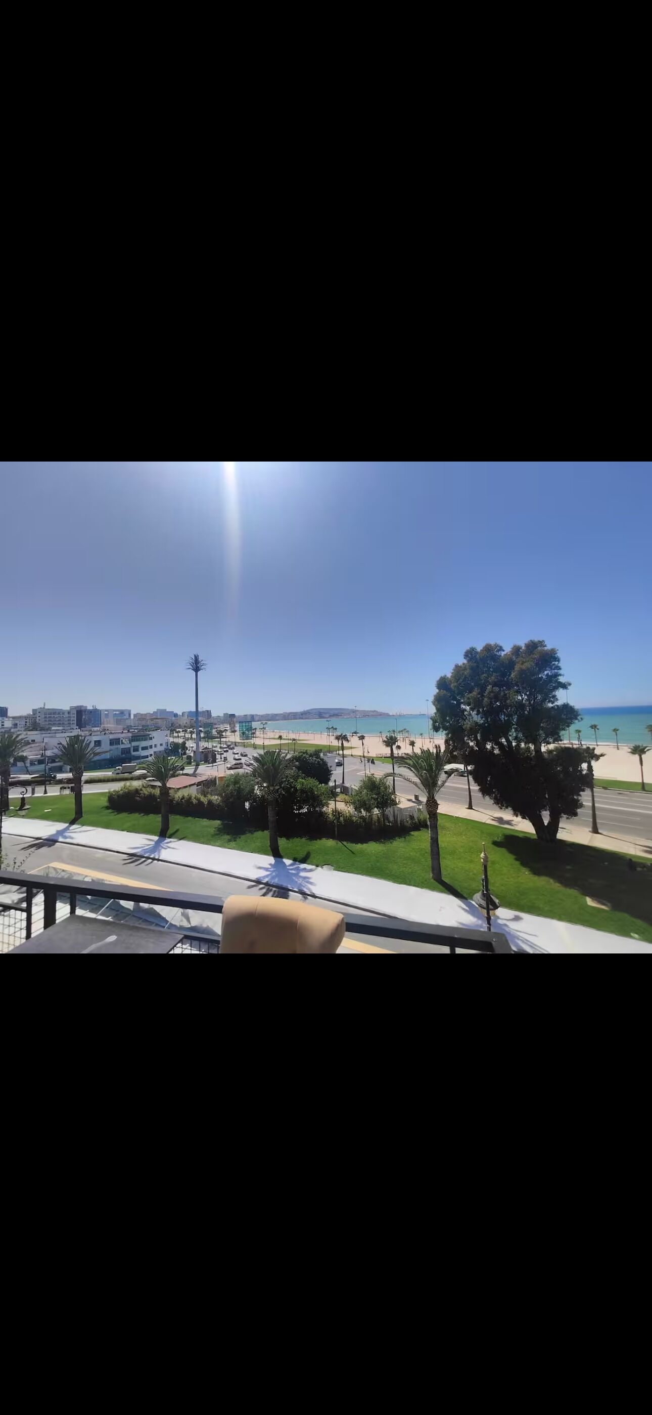 خزنة داخل الغرفة ومكتب ومساحة عمل للكمبيوتر المحمول ومكواة/لوح كي