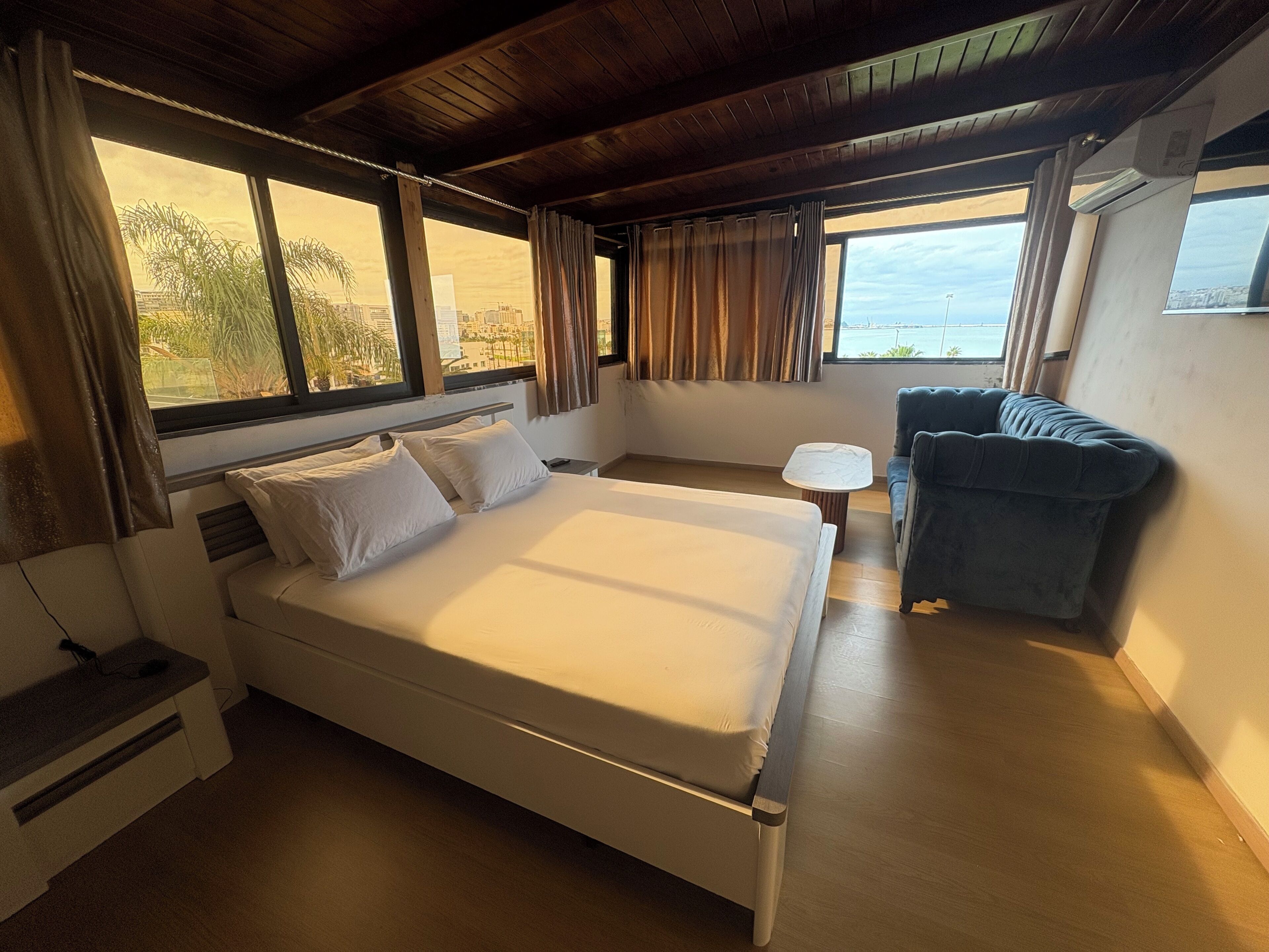 Rom | Safe på rommet, skrivebord og skrivebord for bærbar PC