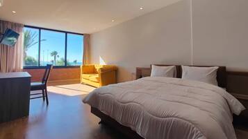 Chambre Deluxe, 1 chambre, vue plage | Coffres-forts dans les chambres, bureau