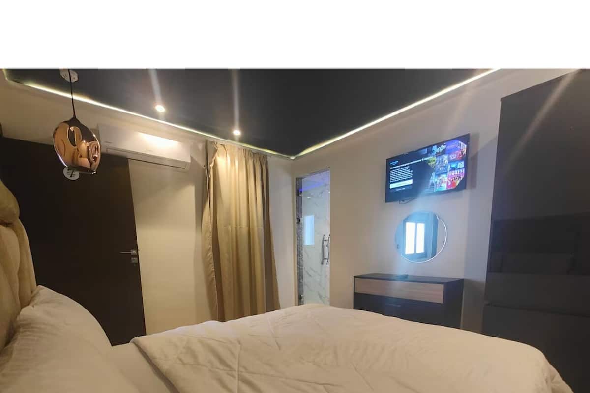 Standard Double Room | In-room safe, desk, laptop workspace, iron/ironing board (on request)