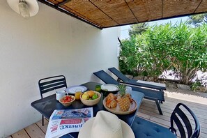 屋外ダイニングエリア