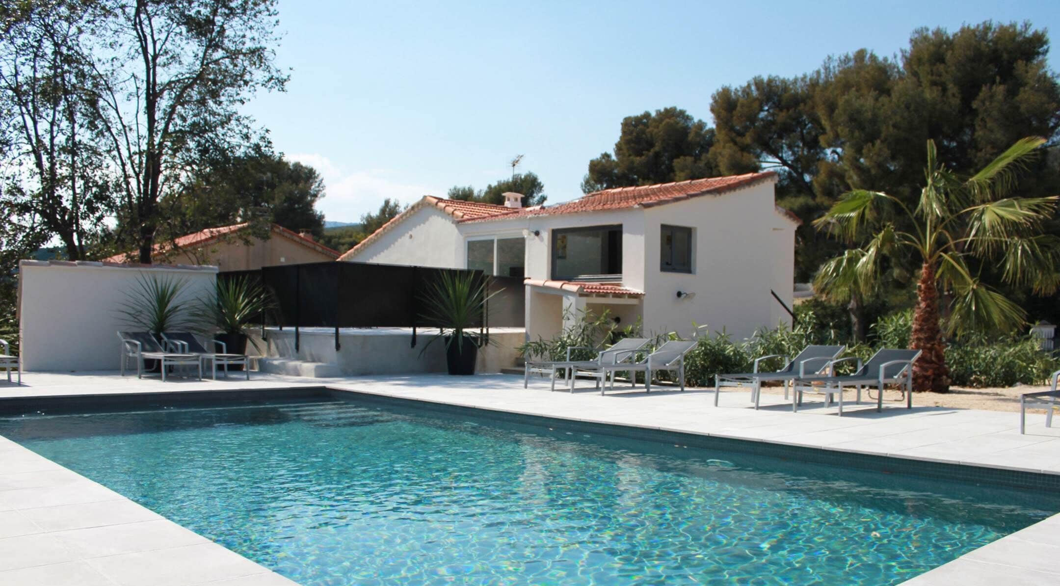 Een verwarmd zwembad