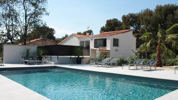 Een verwarmd zwembad