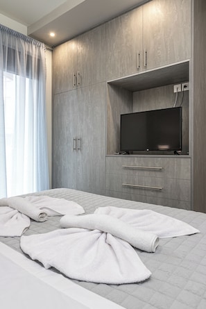 1 chambre, coffre-fort, fer et planche à repasser, lit de bébé portatif