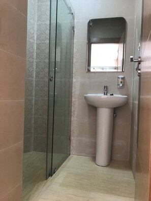 Dusj, bidé, håndklær og såpe