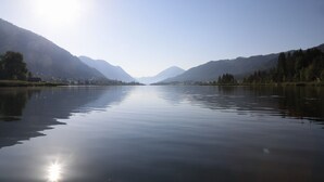 Un río tranquilo flanqueado por montañas.