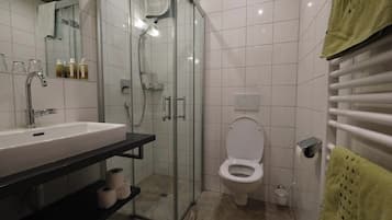 Standard-Apartment, Balkon, Bergblick | Badezimmer