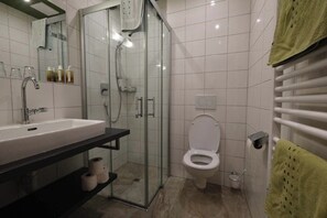 Apartament estàndard, balcó, vistes a la muntanya | Bany | Assecador de cabells, barnussos, tovalloles i sabó 