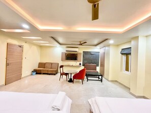 Escrivaninha, espaço de trabalho para notebook, quartos à prova de som