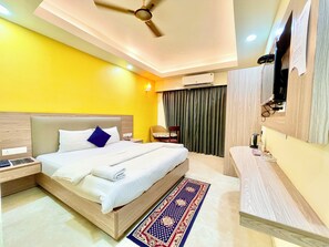 Deluxe Double Room | Desk, laptop workspace, soundproofing, free WiFi - RB INTERNATIONAL - PURI near Sea Beach (Puri)