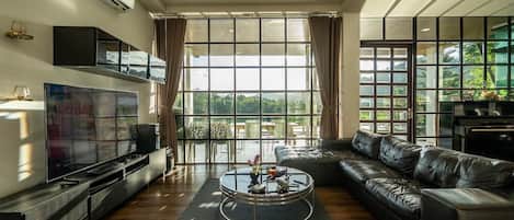 Villa familiar, vista a la montaña | Área de sala de estar | Televisión de pantalla plana