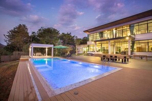 Una piscina al aire libre