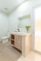 Estúdio luxo, vista para a piscina | Banheiro | Chuveiro, toalhas de banho