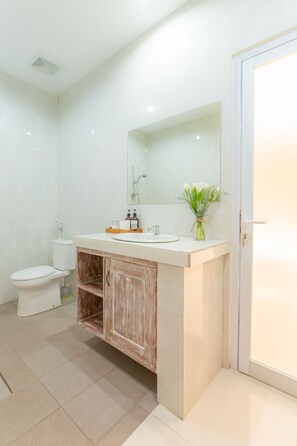 Deluxe Studio, Pool View | Bathroom | Shower, towels