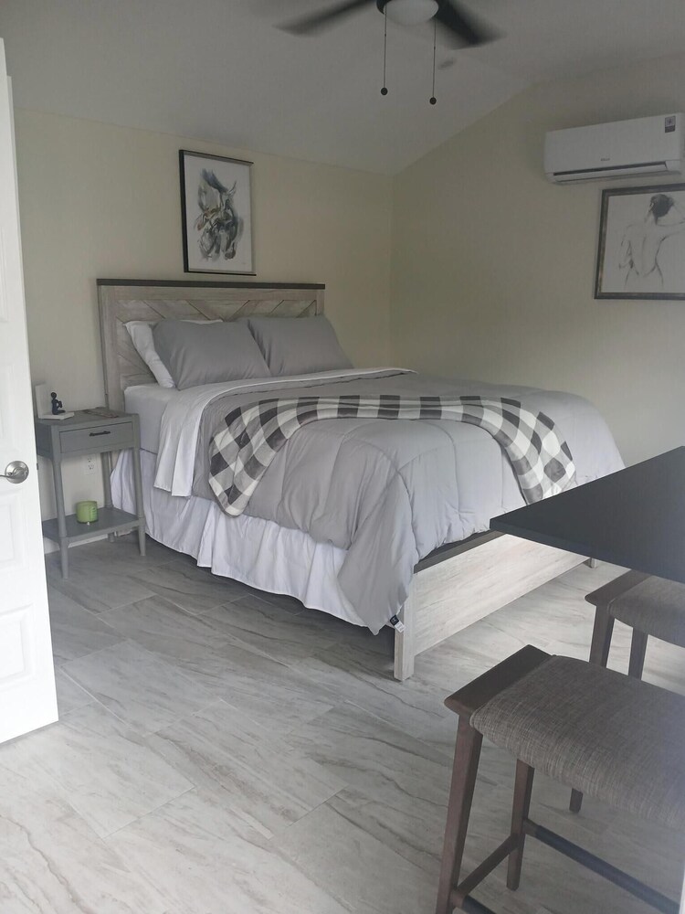 Cozy Studio with Private entrance. Located near shopping centers