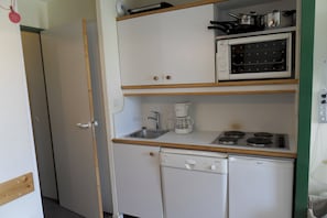 Kylskåp, mikrovågsugn, ugn och diskmaskin