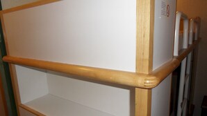 Una estantería de madera sobre fondo blanco, probablemente parte del diseño interior de una habitación.