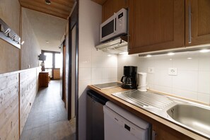 Fridge, microwave, dishwasher, cookware/dishes/utensils
