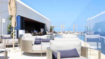 Hồ bơi ngoài trời phục vụ theo mùa