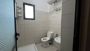Chambre Triple, vue jardin | Salle de bain