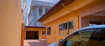 House - Sleeps 10 - Parking - Airport Close