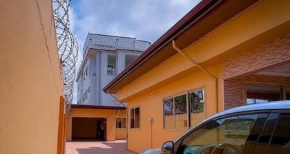 House - Sleeps 10 - Parking - Airport Close