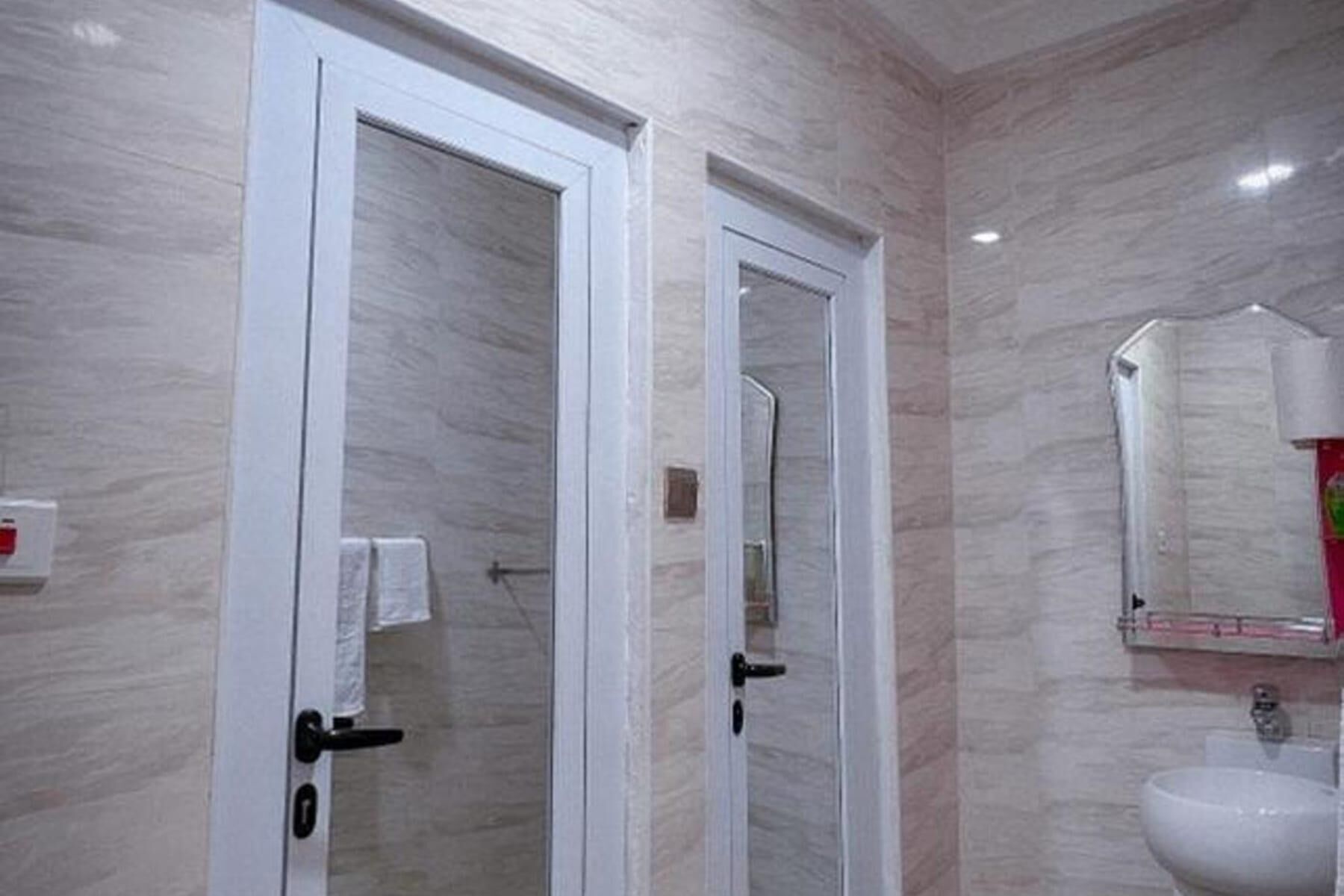 Separate bathtub and shower, deep-soaking bathtub, towels