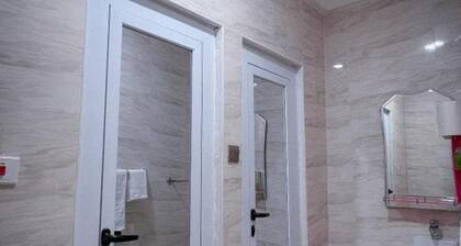 House - Sleeps 10 - Parking - Airport Close