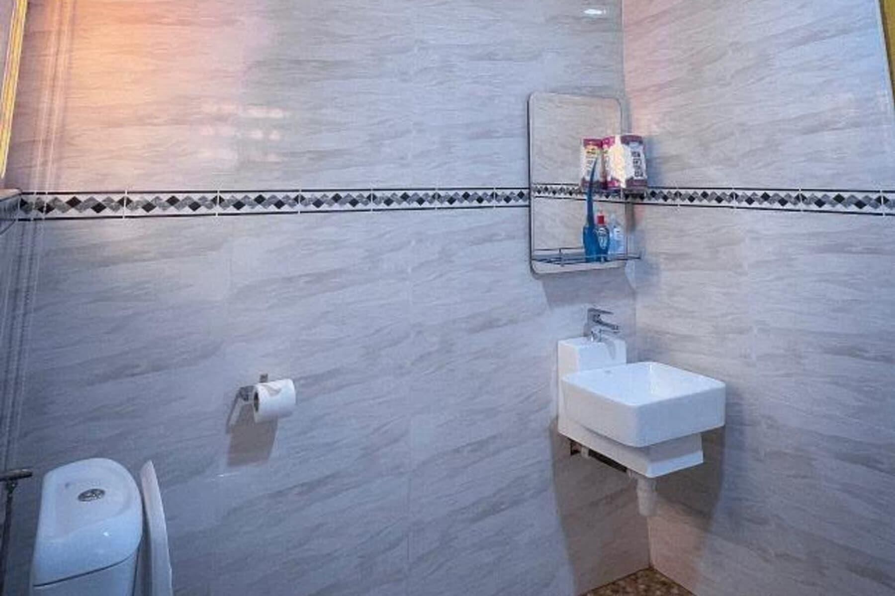 Badewanne und Dusche (separat), Komfortbadewanne, Handtücher