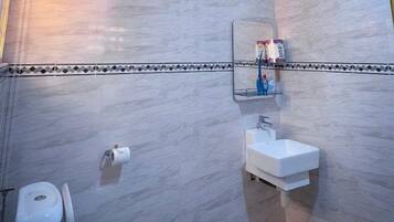 Badewanne und Dusche (separat), Komfortbadewanne, Handtücher