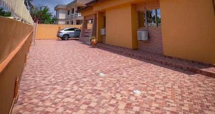 House - Sleeps 10 - Parking - Airport Close