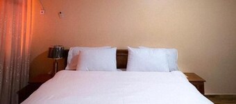 House - Sleeps 10 - Parking - Airport Close