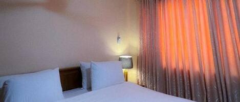 5 bedrooms, iron/ironing board, free WiFi, bed sheets