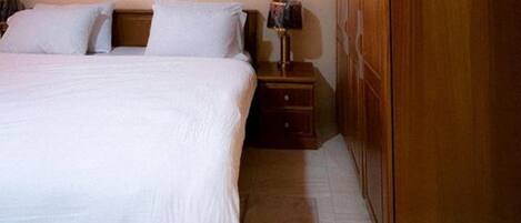 5 bedrooms, iron/ironing board, free WiFi, bed sheets