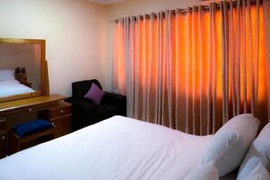 5 bedrooms, iron/ironing board, free WiFi, bed sheets - Accra-5bedroom-3bathroom-privateparking (Accra)