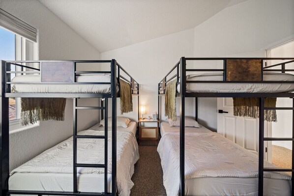 4 Schlafzimmer, Schreibtisch, Bügeleisen/Bügelbrett, kostenloses WLAN