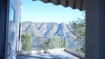 Luxury Studio Suite, Mountain View | Terrace/patio