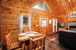 Dining - 1BR log cabin (sleeps 6)- walking distance to Wonderworks and Hard Rock Cafe! (Pigeon Forge)