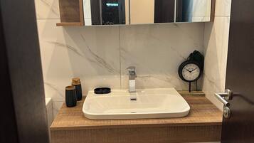 Secador de pelo, toallas, jabón, papel higiénico