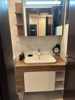 ヘアドライヤー、タオル、石鹸、トイレットペーパー