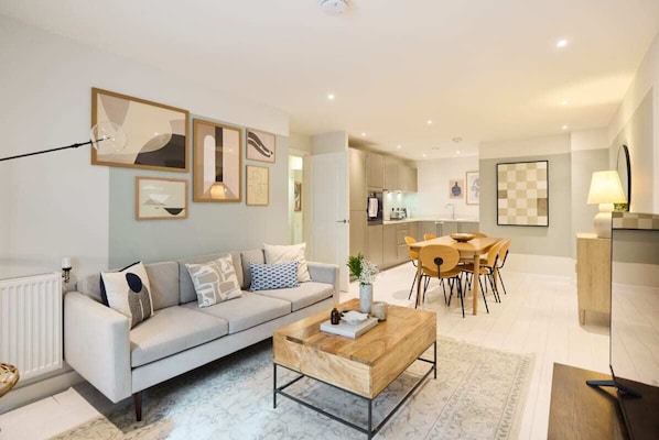 Apartment (2 Bedrooms) | Living area | 37-inch Smart TV with cable channels