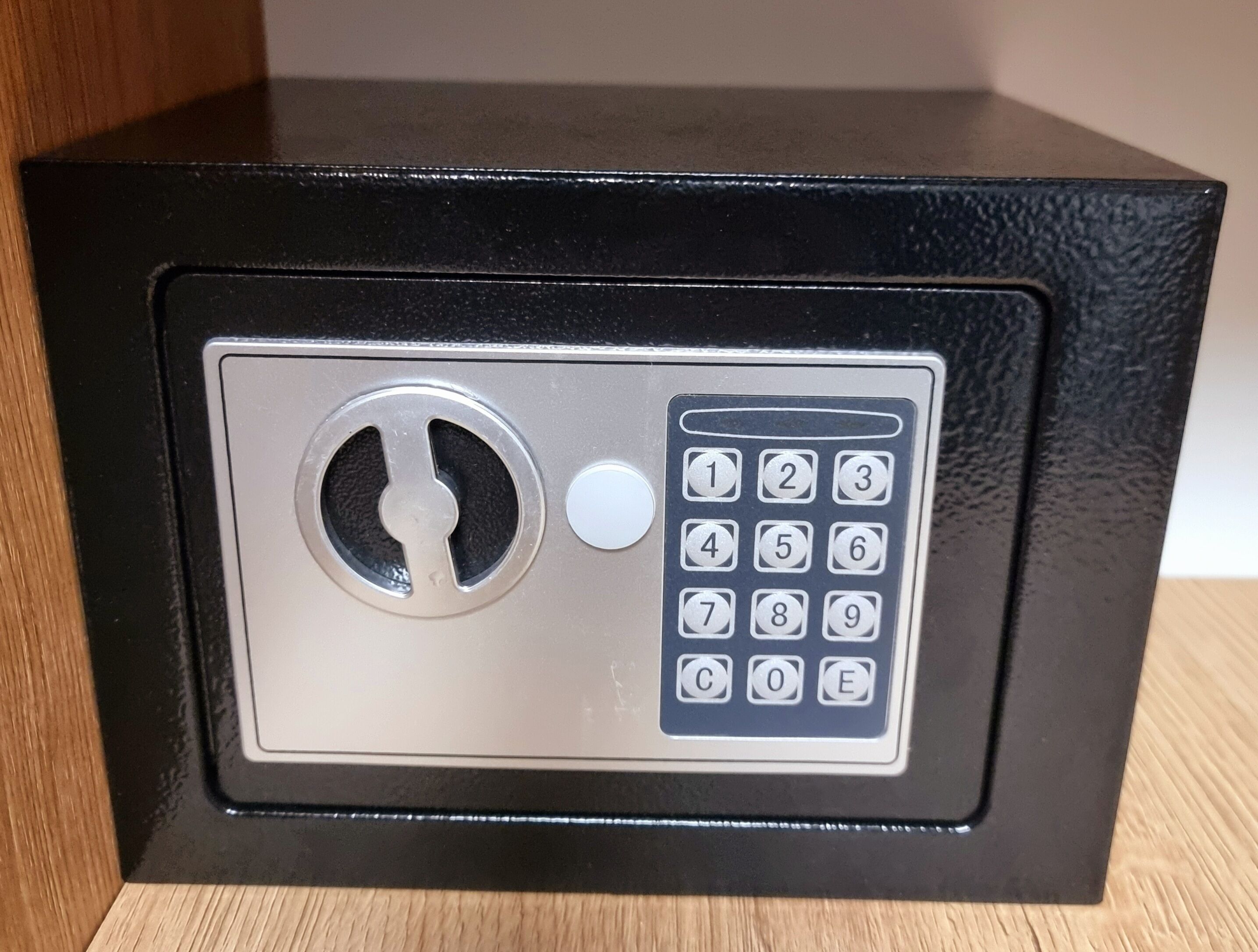 Ein schwarzer Safe mit Zahlenschloss und Schlüsselloch.