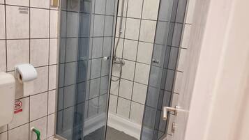Secador de pelo, bidet, toallas, jabón