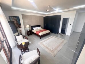 3 Schlafzimmer, Schreibtisch, Bügeleisen/Bügelbrett, WLAN